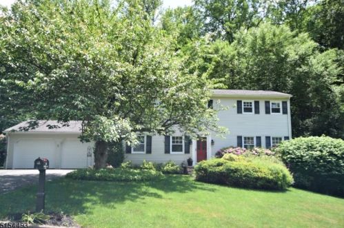 40 Edward Dr, Skyline Lakes, NJ 07456-2709