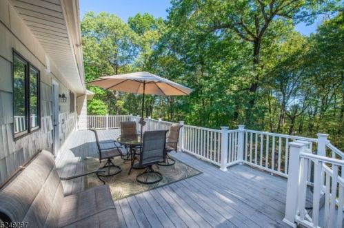 5 Round Hill Ter, Kinnelon NJ  07405-3217 exterior