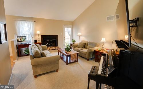 24 Charles Dr, New Castle, DE 19720-4670