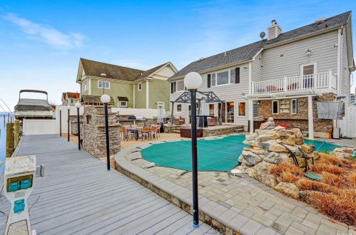 95 Midway St, Babylon NY  11702-4311 exterior