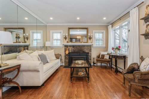 35 Oak Dr, New Hyde Park, NY 11040-3334