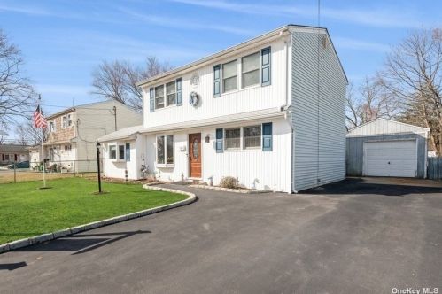1334 Lombardy Blvd, Bayshore, NY 11706-4027