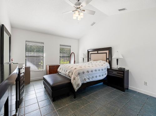 1050 31 Ave, Vero Beach FL 32960-4096 exterior