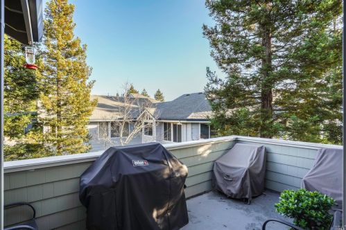 2082 Stonefield Ln, Santa Rosa CA  95403-0951 exterior