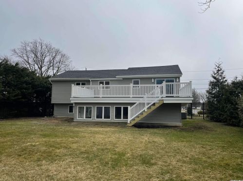 511 Bay 5th St, West Islip NY  11795-4709 exterior