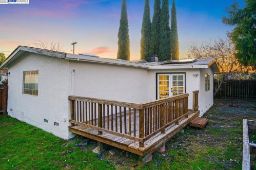 2954 Clearland Cir, West Pittsburg CA  94565-3243 exterior