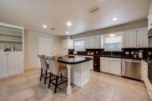 1001 Green River Trl, Fort Worth, TX 76103-1134