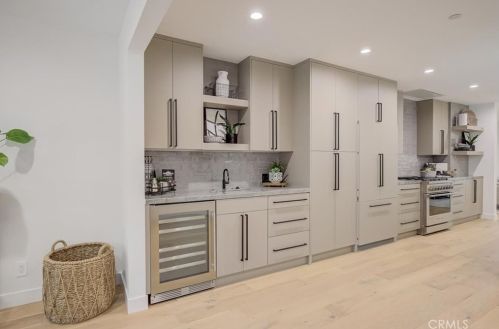 16627 Gilmore St, Van Nuys CA  91406-5610 exterior