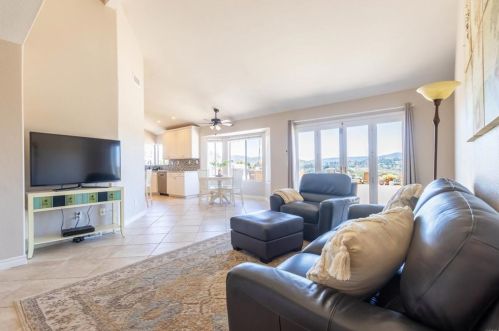 14198 Arbolitos Dr, Poway CA 92064-6441 exterior