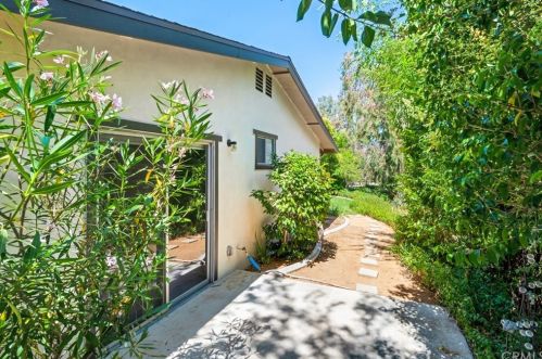 856 Sunset Dr, Redlands CA  92373-6938 exterior