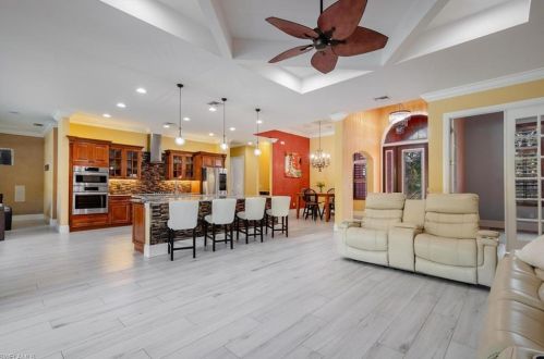 670 1 St, Naples FL 34117-5106 exterior