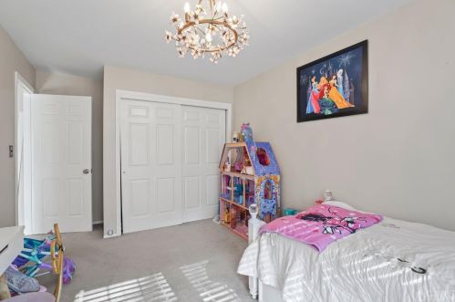 35 Heritage Ln, Perth Amboy NJ  08863-1464 exterior