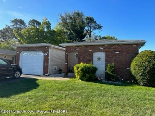 16 Whitman St, Bricktown, NJ 08724-2449