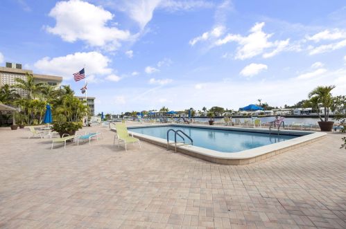 2000 Federal Hwy, Boynton Beach FL  33435-6957 exterior