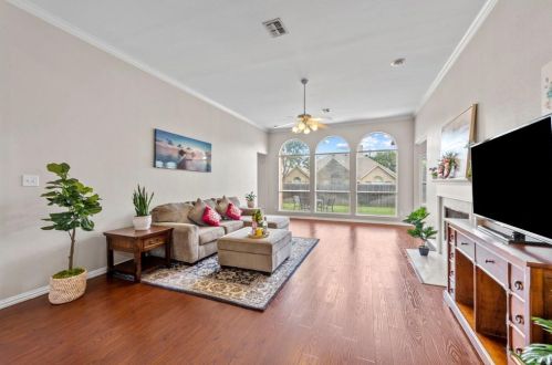 1912 Tree Line Rd, Lewisville TX  75028-8225 exterior