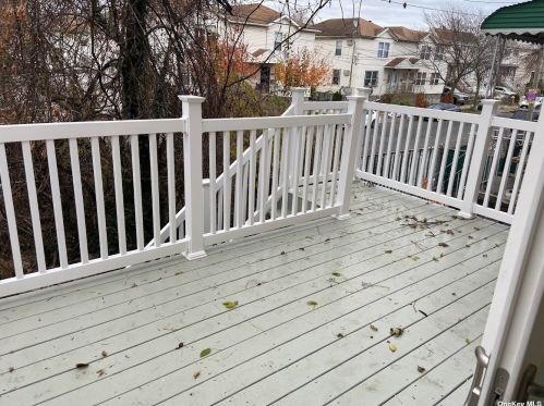 17 Williams Ct, Far Rockaway NY  11691-5161 exterior