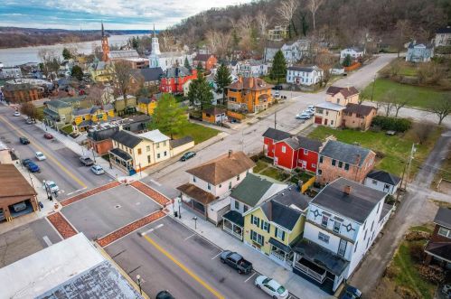 403 3 St, Aurora IN 47001-1311 exterior