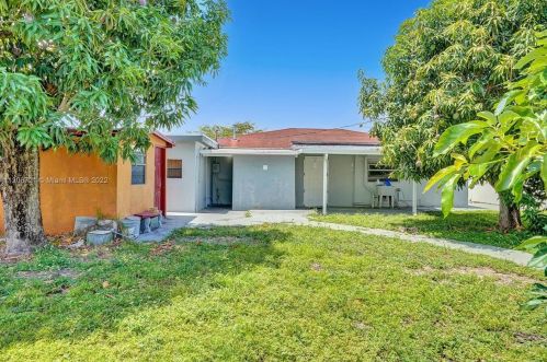 912 32nd St, Hialeah FL  33012-5040 exterior