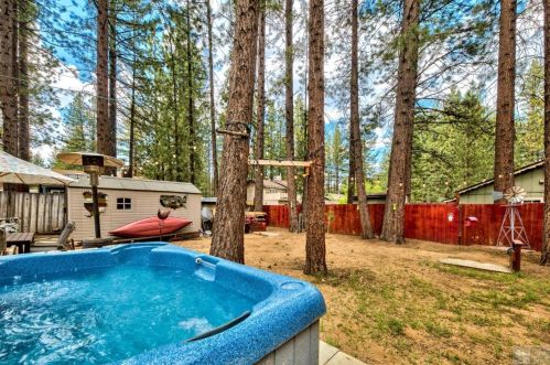 1209 Reno Ave, South Lake Tahoe CA  96150-2920 exterior