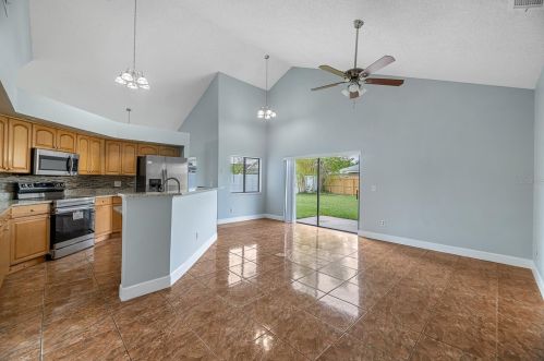 636 Oregon Woods Ct, Orlando, FL 32824-9417