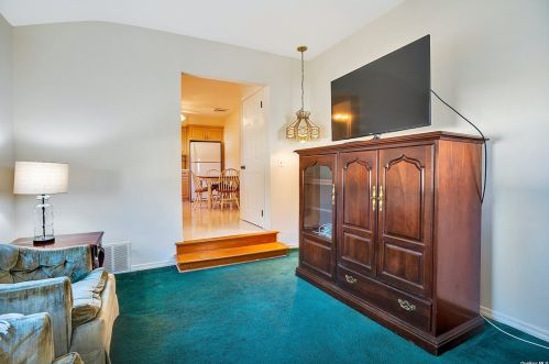 5 Enfield Ln, San Remo NY  11754-4028 exterior