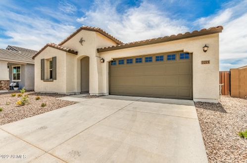 2215 Citadel Dr, Gilbert, AZ 85298-5725
