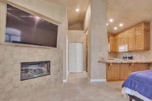 1612 Pacific Coast Hwy, Huntington Beach CA  92648-4434 exterior