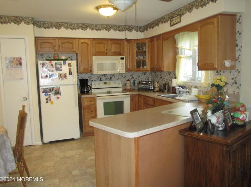 9 Courtshire Dr, Bricktown, NJ 08723-7137