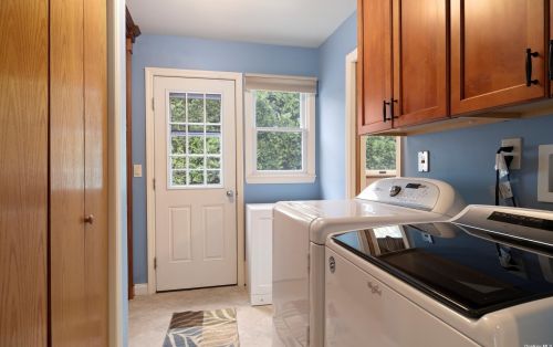 338 Elwood Rd, Elwood NY  11731-2215 exterior