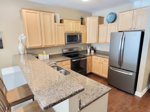 1544 Roxbury Way, Waukesha, WI 53186-3992