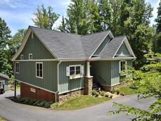 382 Armstrong Ave, Hendersonville, NC 28739-4772