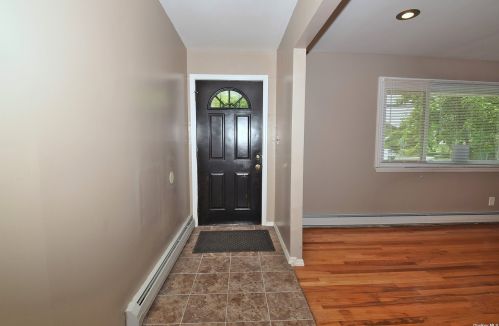 15 East St, Amityville, NY 11701-1007