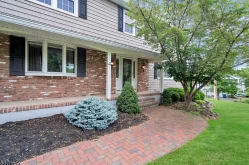 4 Fawn Ln, Martinsville, NJ 08836-2368