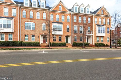 755 Center St, Herndon, VA 20170-3713