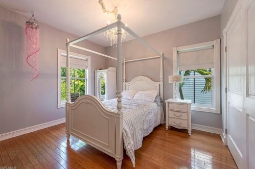 9422 Vanderbilt Dr, Naples FL  34108-2309 exterior