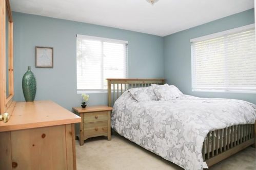 853 Boston Neck Rd, South Kingstown RI  02882-2904 exterior