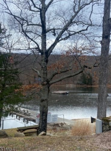 18 Berry Ln, West Milford NJ  07480-3632 exterior