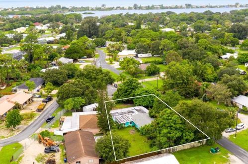 105 Margaret Dr, Nokomis, FL 34275-3713