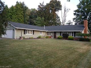 271 Pineview Dr, Berea, OH 44017-1423