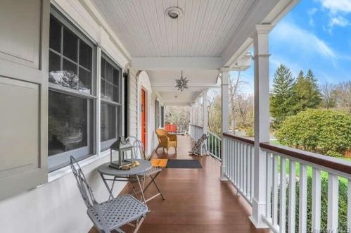 72 Larrys Ln, Pleasantville NY  10570-2402 exterior