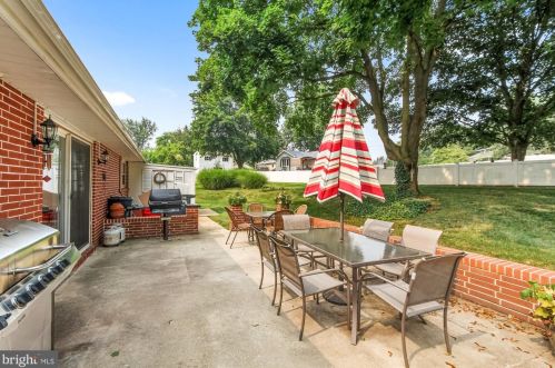 125 Dixie Dr, Red Lion PA  17356-1110 exterior