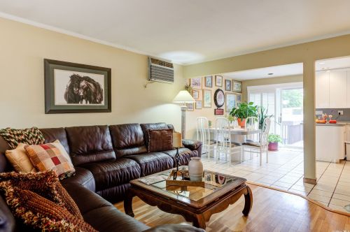 18 Reed Ln, Westbury NY  11590-1943 exterior