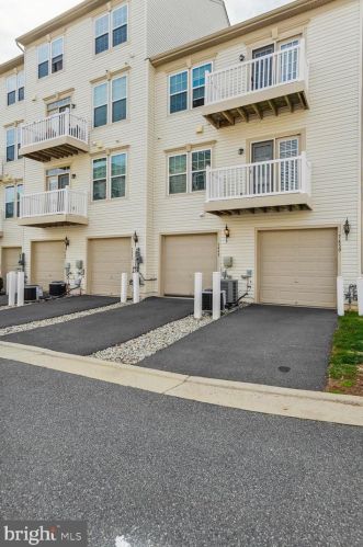 7448 Brunson Cir, Gainesville, VA 20155-4909