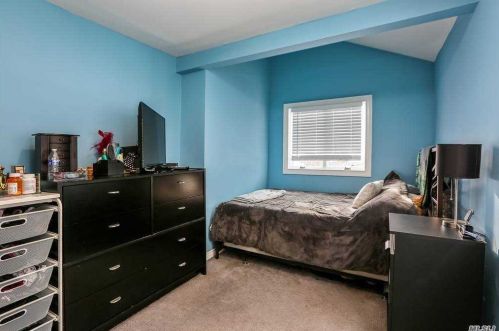 61 Hollywood Ave, North Lindenhurst NY  11757-6704 exterior