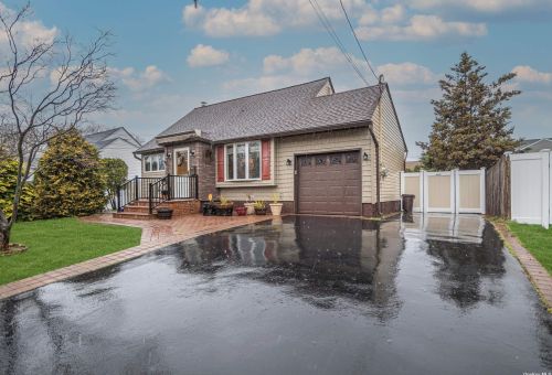 210 28th St, North Lindenhurst, NY 11757-3609