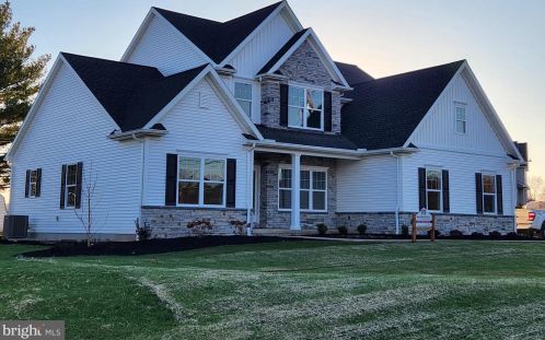 10 Brunners Grove Rd, Swartzville, PA 17569-9649