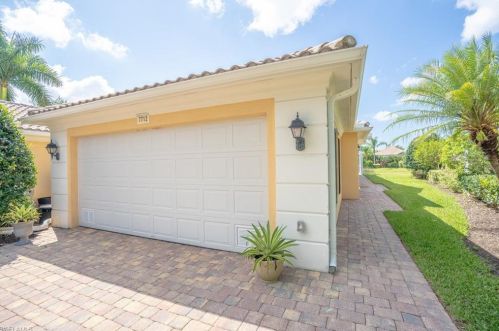 7712 Rozzini Ln, Naples, FL 34114-2677