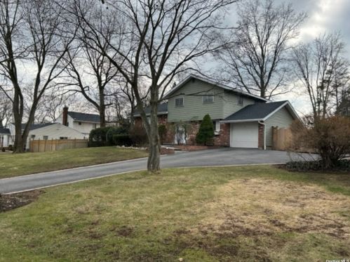 3 Ditmar Ln, Elwood, NY 11731-5219