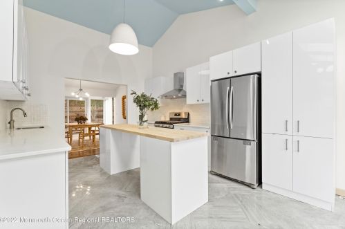 10 Mt Dr, Holmdel Village NJ  07733-1332 exterior