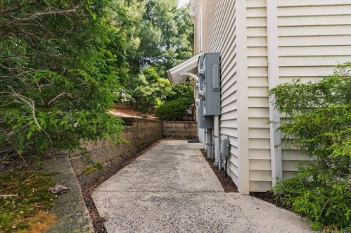 32 Crows Nest Ln, Danbury CT  06810-7157 exterior